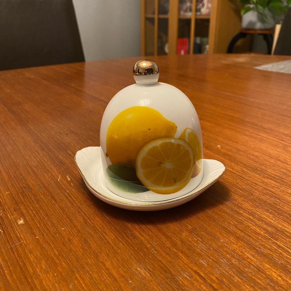 Lemon dish with lid
